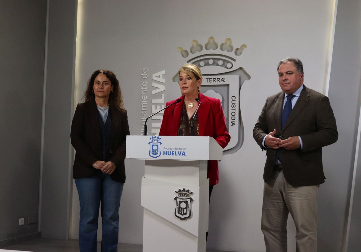 Pilar Miranda, Adela de Mora y Juan Carlos Duarte anunciando los 30 contratos para desempleados