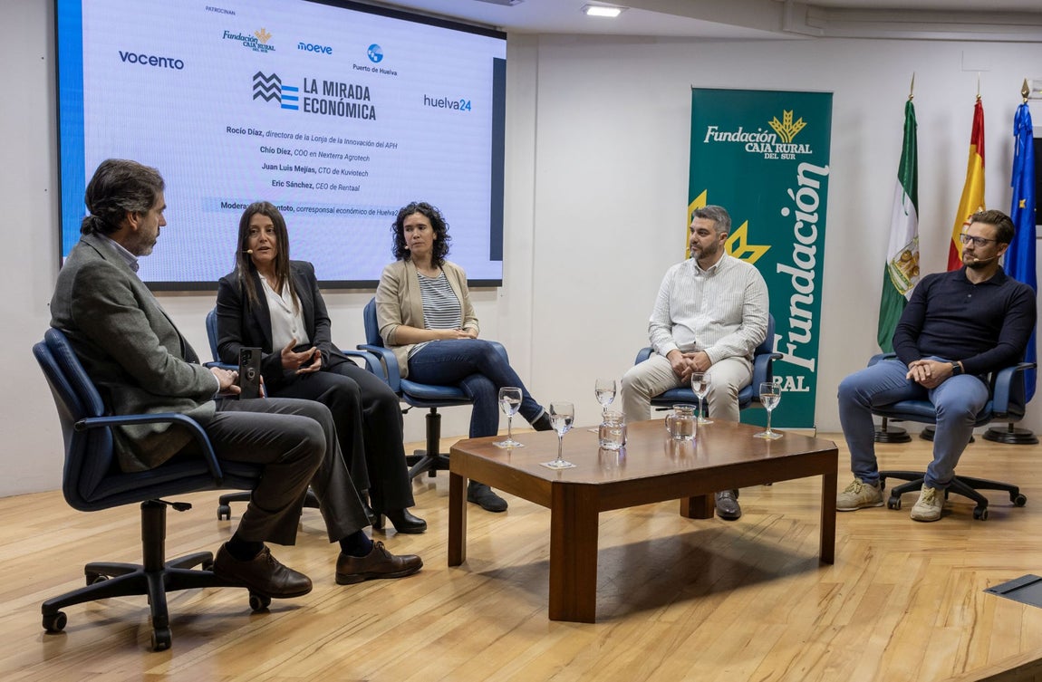 Las imágenes del coloquio &#039;Pioneros. Así son las startups de éxito nacidas en Huelva&#039;