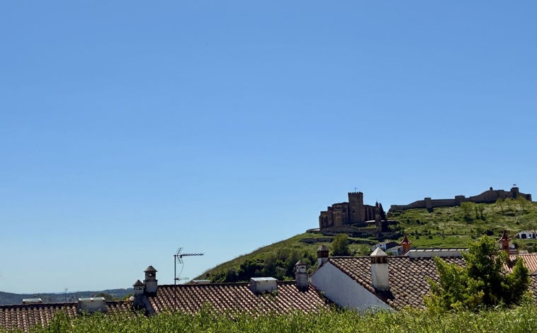 Imagen principal - Aracena, con su castillo a lo alto / Establecimiento rural