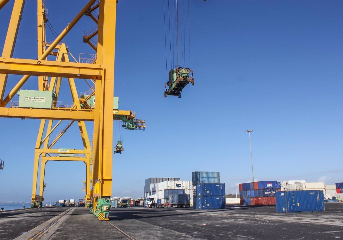 Contenedores en el Muelle Sur del Puerto de Huelva
