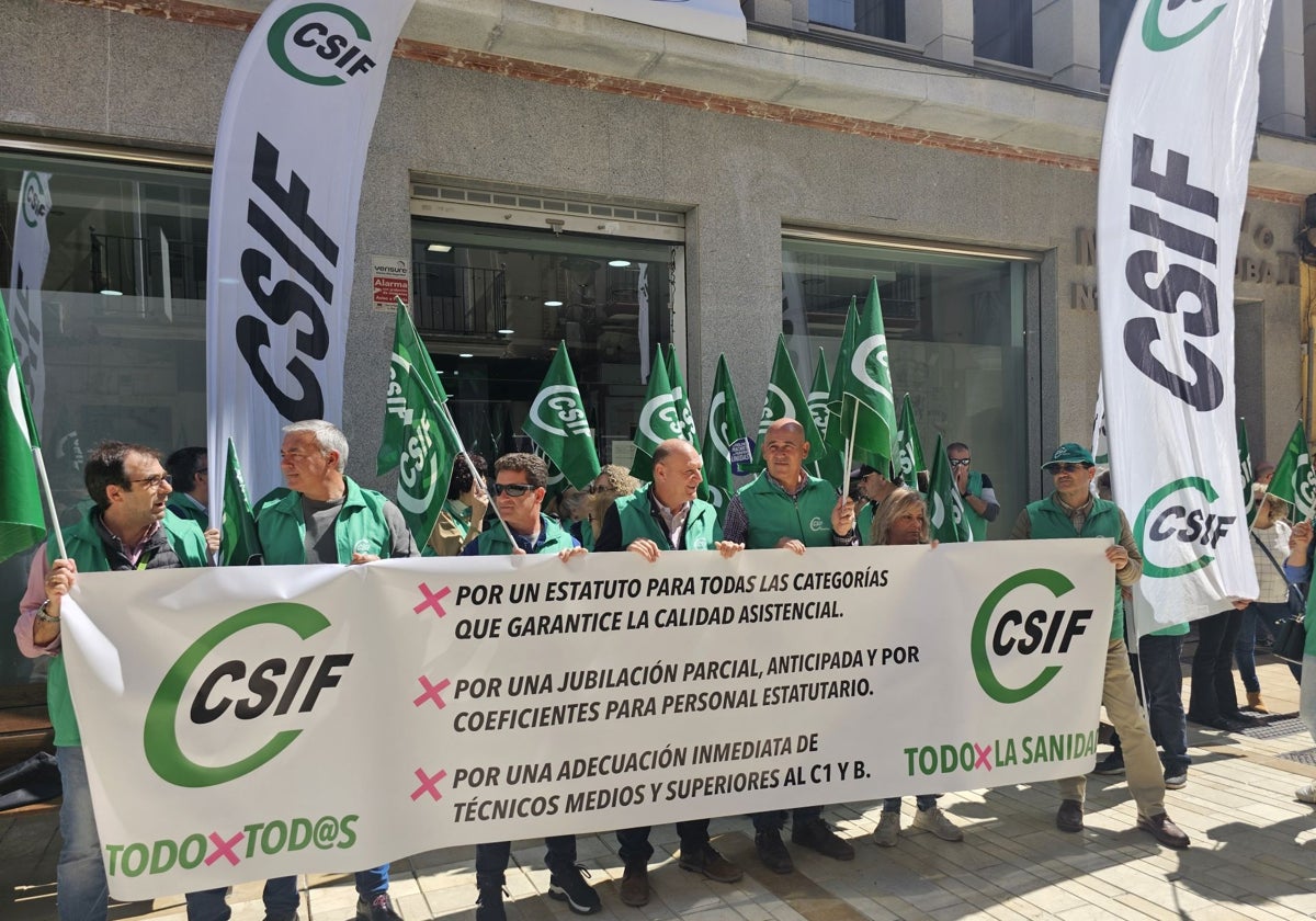 La concentración llevada a cabo esta mañana por CSIF a las puertas de la Subdelegación del Gobierno de Huelva