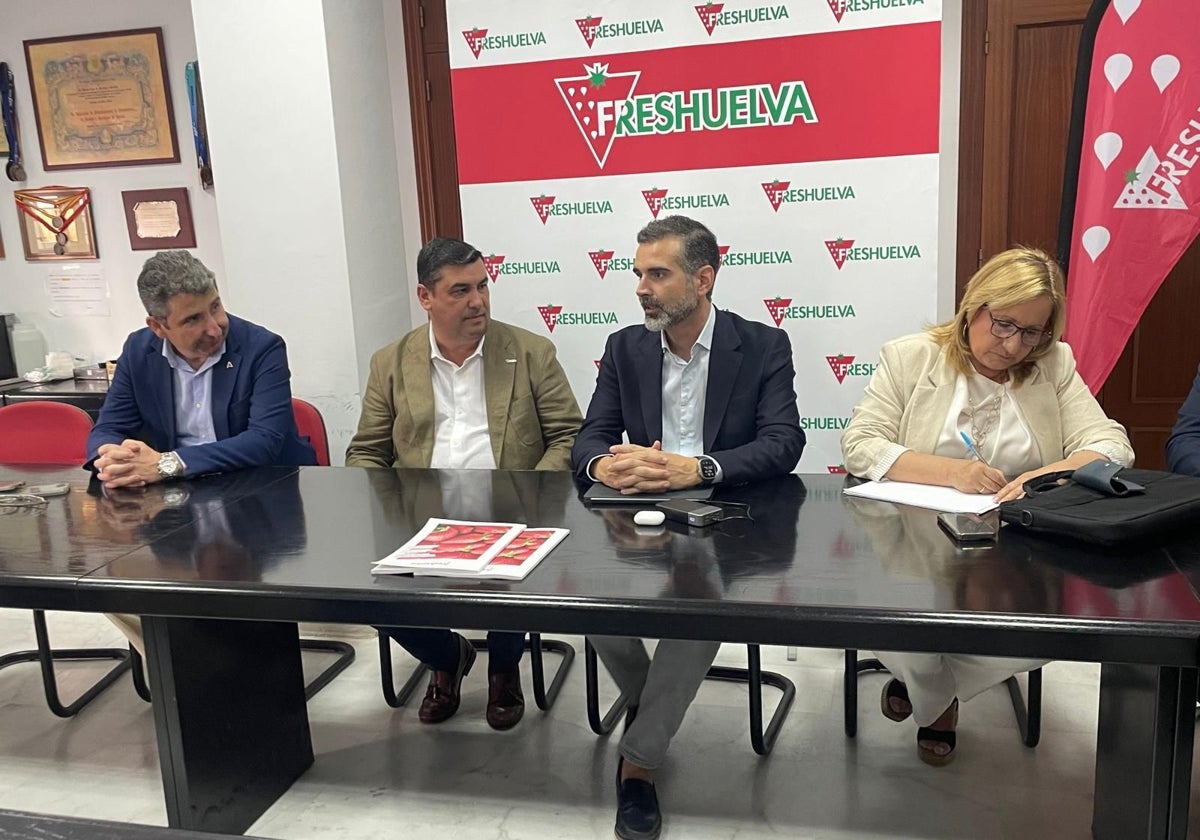 Ramón Fernández-Pacheco, consejero de Agricultura, en el centro, en Freshuelva