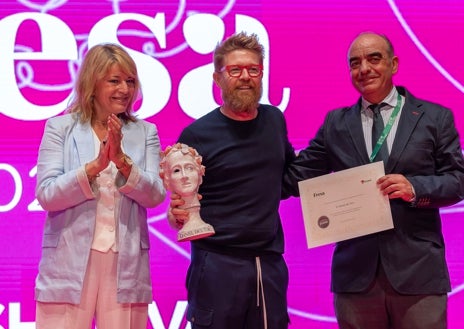 Imagen secundaria 1 - Diego Velo, 'Fresa de Oro': «En un mes cumplo 92 años y este premio me va a ayudar a seguir funcionando»