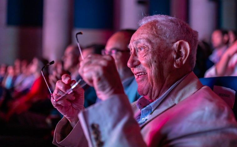 Imagen principal - Diego Velo, 'Fresa de Oro': «En un mes cumplo 92 años y este premio me va a ayudar a seguir funcionando»