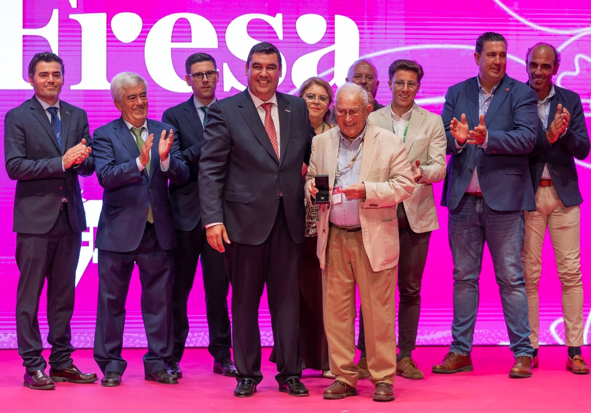 Diego Velo, con su 'Fresa de Oro' y acompañado por toda la junta directiva de Freshuelva