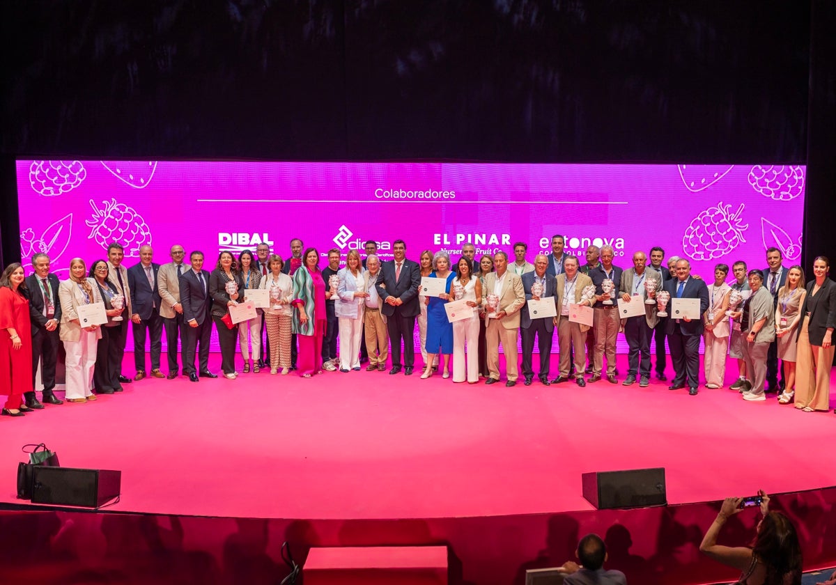 Foto de familia con los premiados en los Premios Fresa de Freshuelva en el Congreso de Frutos Rojos