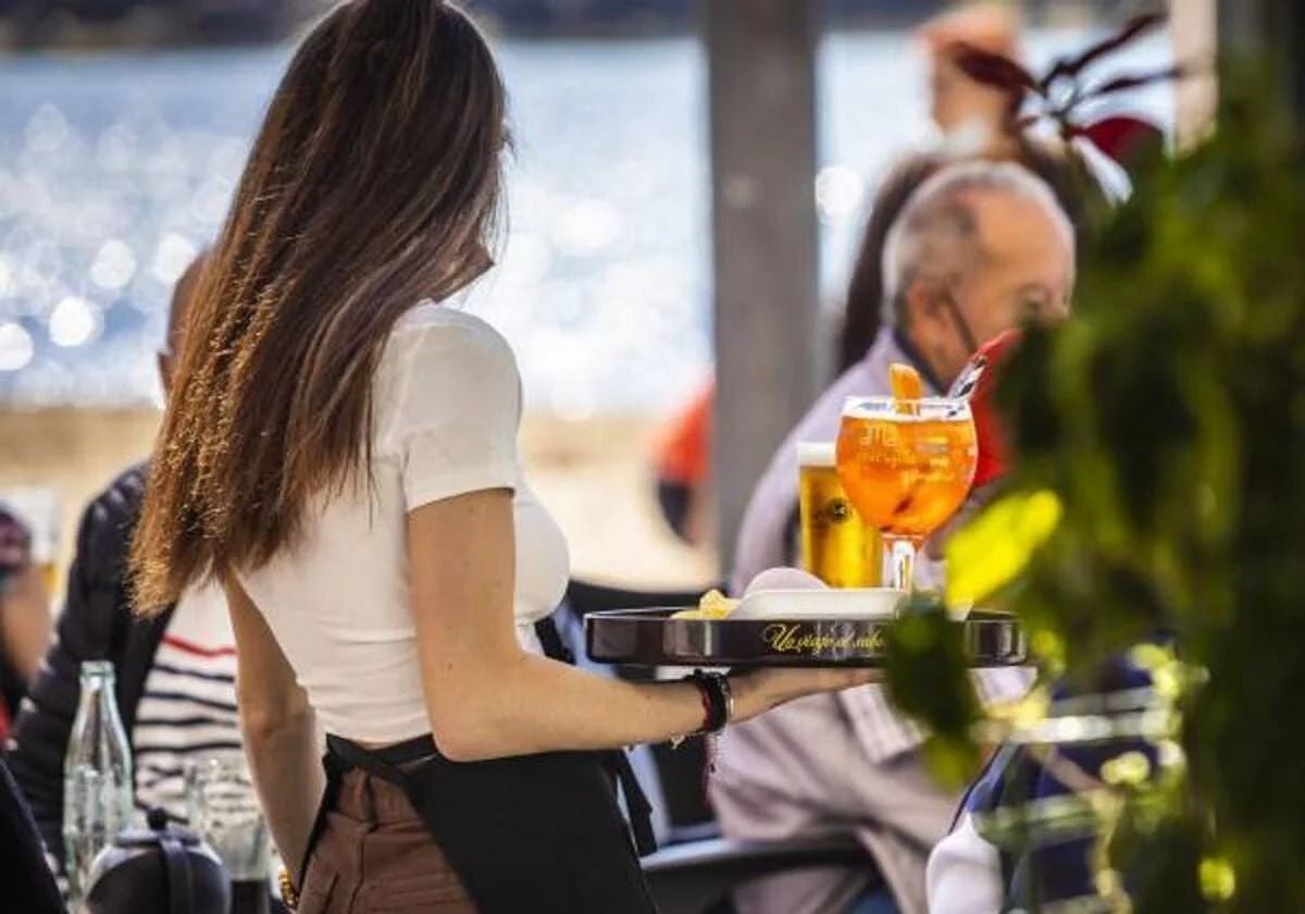 La temporada turística no absorbe el empleo que destruye el fin de la campaña turística en Huelva