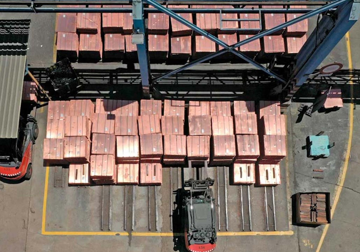 Cátodos de cobre almacenados en la fundición de Atlantic Copper de Huelva