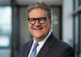El senador estadounidense Robert Hertzberg