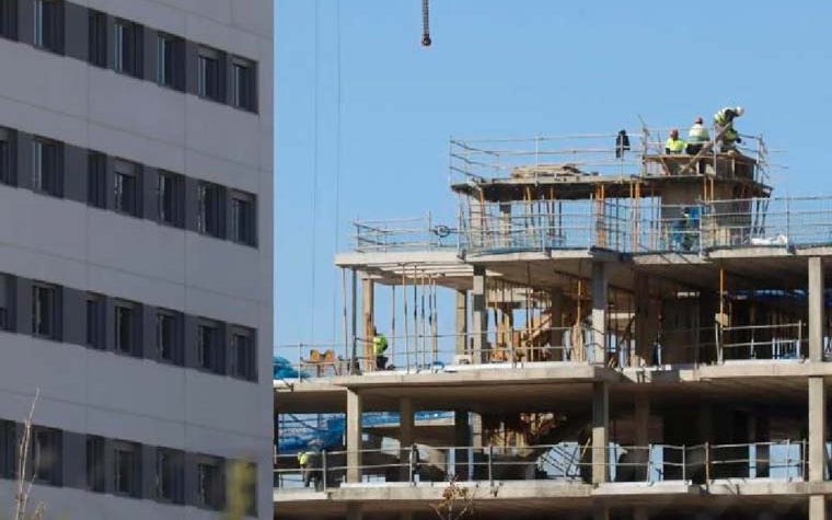 Un edificio de viviendas en construcción