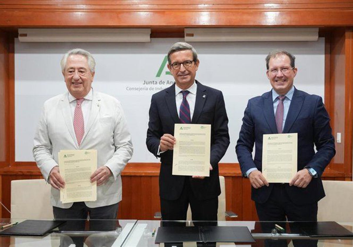 La firma de convenio con el consejero en el centro, Javier Targhetta a la izquierda y César Luaces a la derecha