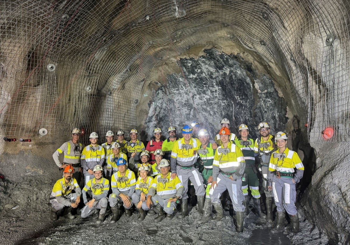 Equipo en la primera voladura de la mina La Calañesa