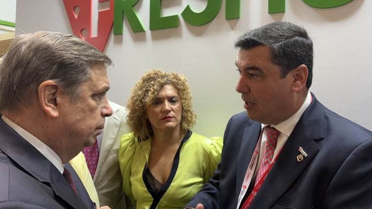 Luis Planas, ministro de Agricultura, con el presidente de Freshuelva, Francisco José Gómez
