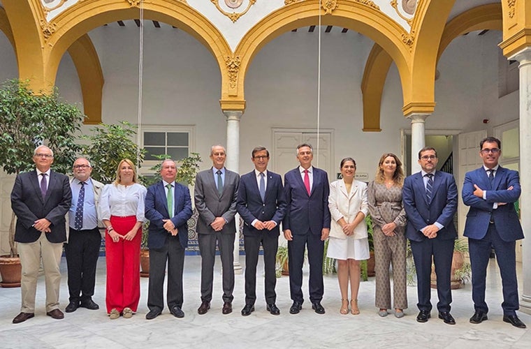 Los participantes en el acto donde se firmó el acuerdo