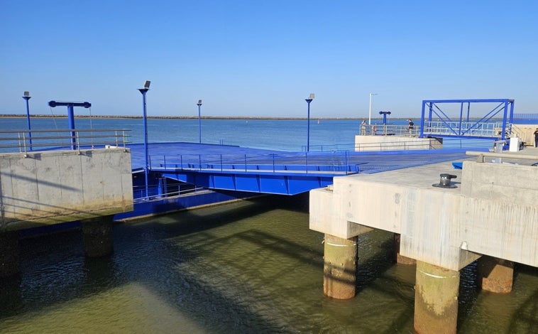 Imagen principal - El Puerto de Huelva inaugura la nueva rampa ro-ro del Muelle Sur, que duplica sus atraques de carga rodada