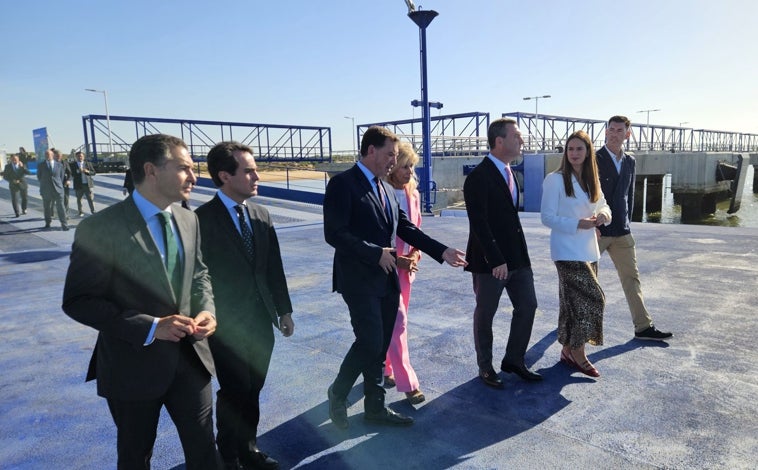 Imagen principal - El Puerto de Huelva inaugura la nueva rampa ro-ro del Muelle Sur, que duplica sus atraques de carga rodada