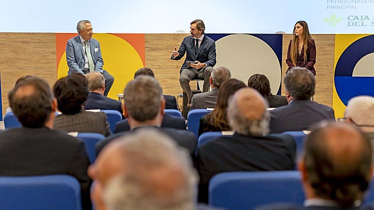 Un momento del coloquio que tuvo lugar en el Muelle de las Carabelas