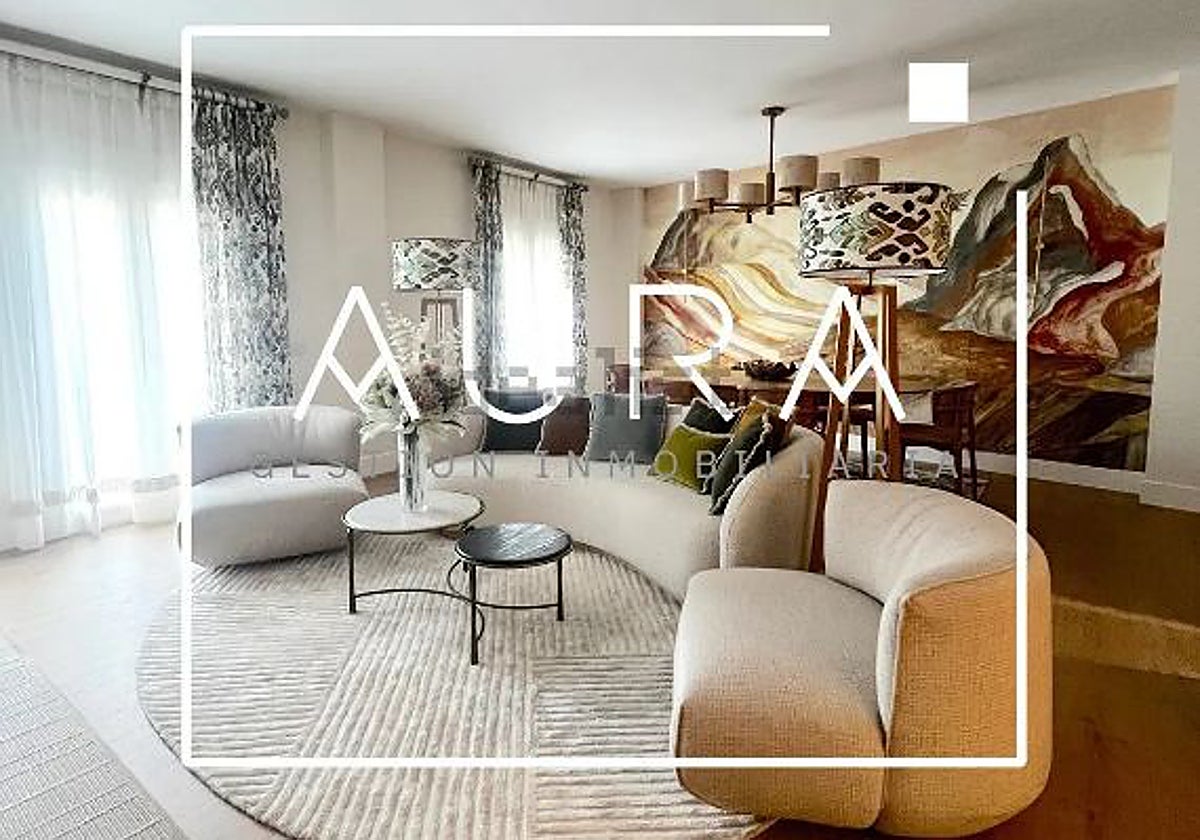 El salón de este lujoso piso que está a la venta en el centro de Huelva