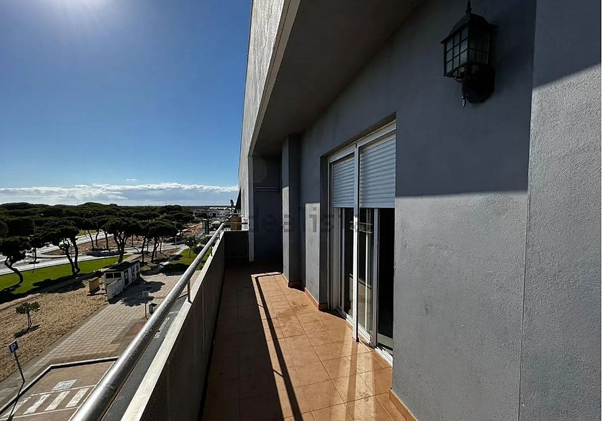 El piso tiene buenas vistas y está situado a escasos minutos andando de la playa de Punta Umbría
