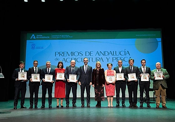 Foto de familia de los galardones