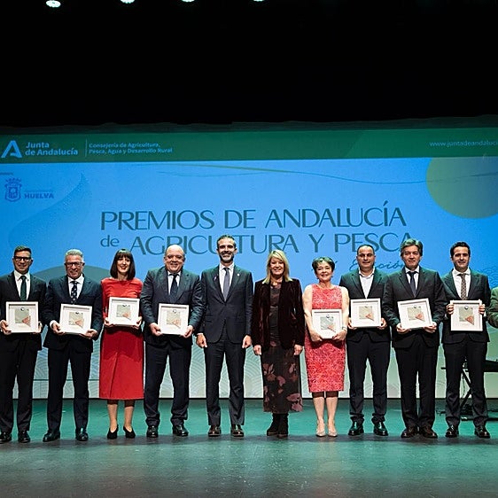 Foto de familia de los galardones