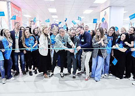 Imagen secundaria 1 - Los trabajadores de PrimarK en el centro comercial Holea de Huelva, exultantes de felicidad tras la remodelación de la tienda
