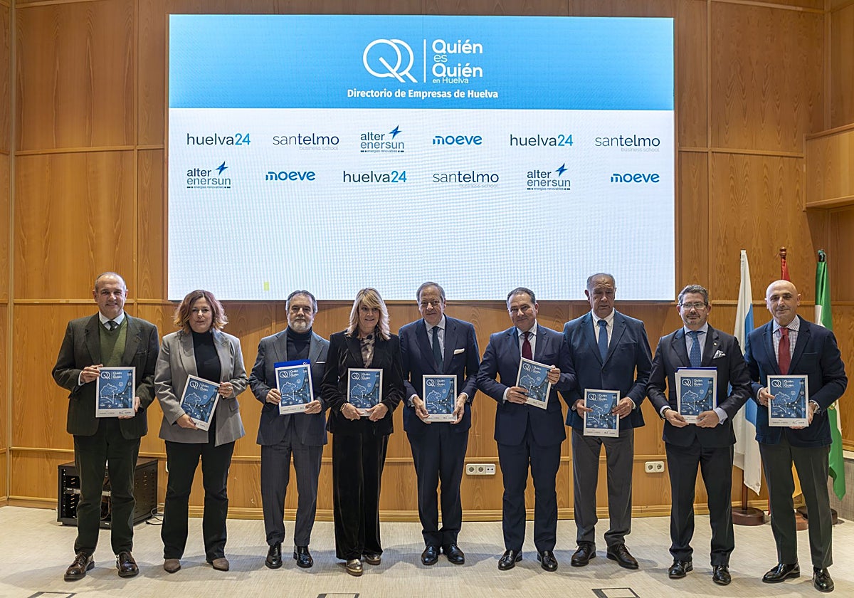 Foto de familia en la presentación de la publicación 'Quién es quién en Huelva'