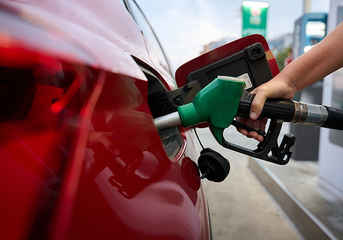 El Gobierno rebajará el IVA de los carburantes al 10% en su paquete de ...