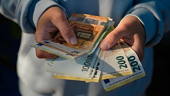 Ya está disponible la ayuda del SEPE de 480 euros que se puede cobrar cobrando aunque estés trabajo