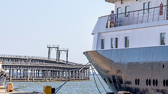 De Lisboa a Tánger con parada en Huelva: la alta sociedad británica navega la ría a bordo del 'Hebridean Sky'