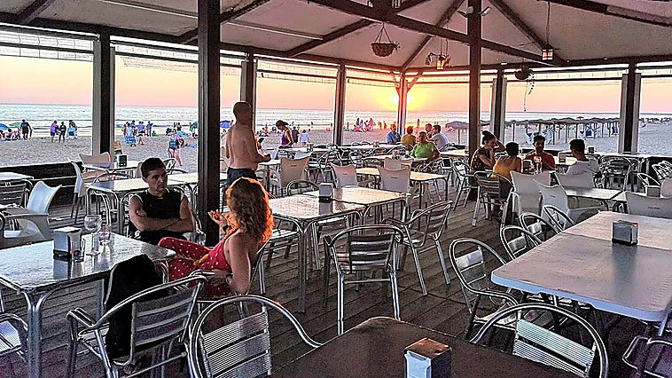 SOS de los chiringuitos de Huelva: exigen planificar ya el próximo verano para no volver a ser «la costa más atrasada de Andalucía»