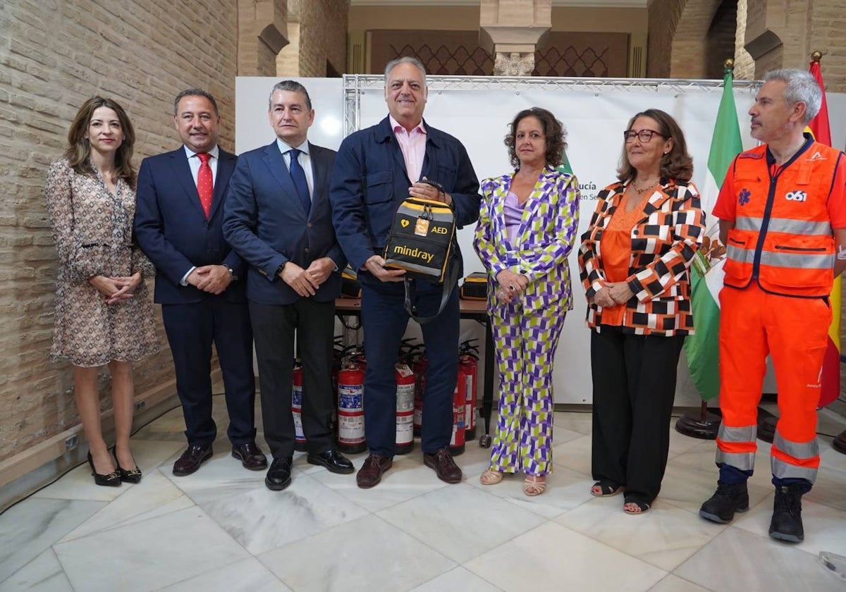 Autoridades entregan desfibriladores a las filiales rocieras