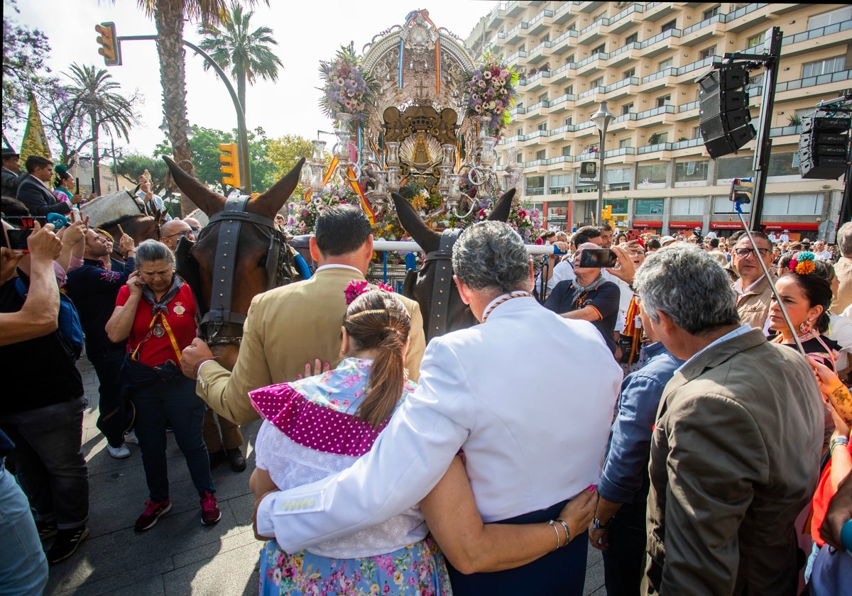 Recepción al Simpecado de Emigrantes en el monumento a la Virgen del Rocío