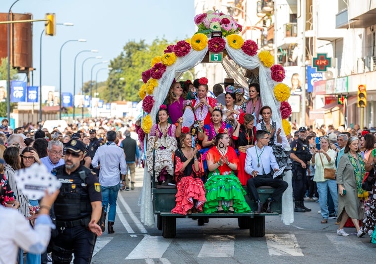 Uno de los carros de la Hermandad de Huelva en su salida hacia la aldea almonteña