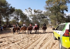 Rocío 2023: Atienden a dos romeros por la caída de un charré en El Pastorcito y a otro de la filial de Palos que se cayó del caballo