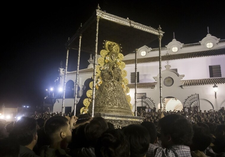 La Virgen del Rocío procesionando por la aldea almonteña