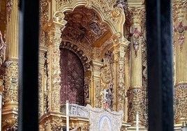 El Simpecado ya preside el altar tras el inicio de los trabajos de restauración de la Virgen del Rocío