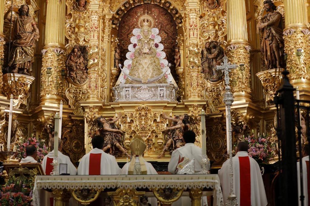 Las imágenes de la imposición de la Medalla de Huelva a la Virgen del Rocío