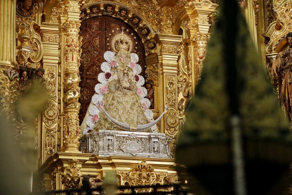 Las imágenes de la imposición de la Medalla de Huelva a la Virgen del Rocío