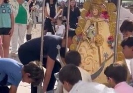Imagen del video de los jóvenes paseando a la Virgen