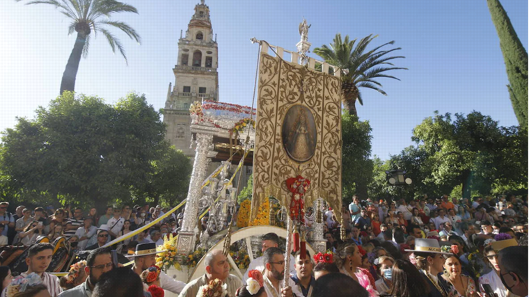 Imagen del Simpecado del Rocío de Córdoba, durante su visita a la Catedral, antes de partir al Rocío