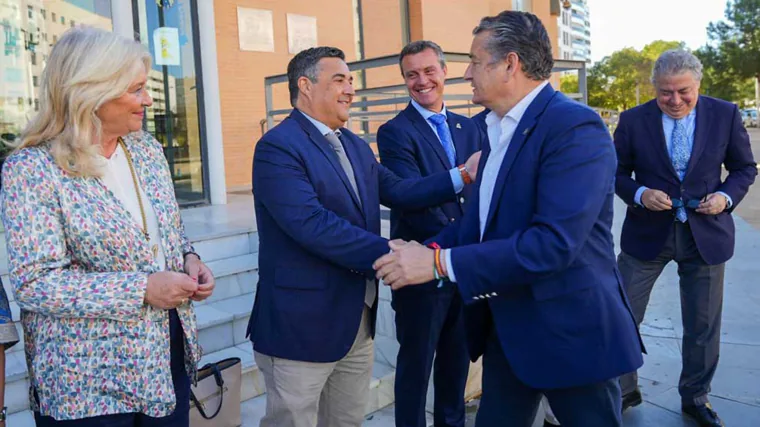El consejero de la Presidencia saluda al delegado del Gobierno en Huelva