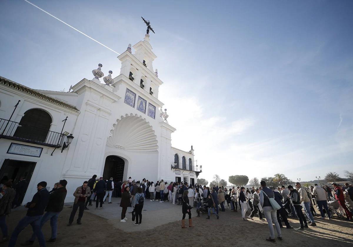 No te pierdas los detalles de las vidrieras del techo de la ermita del Rocío