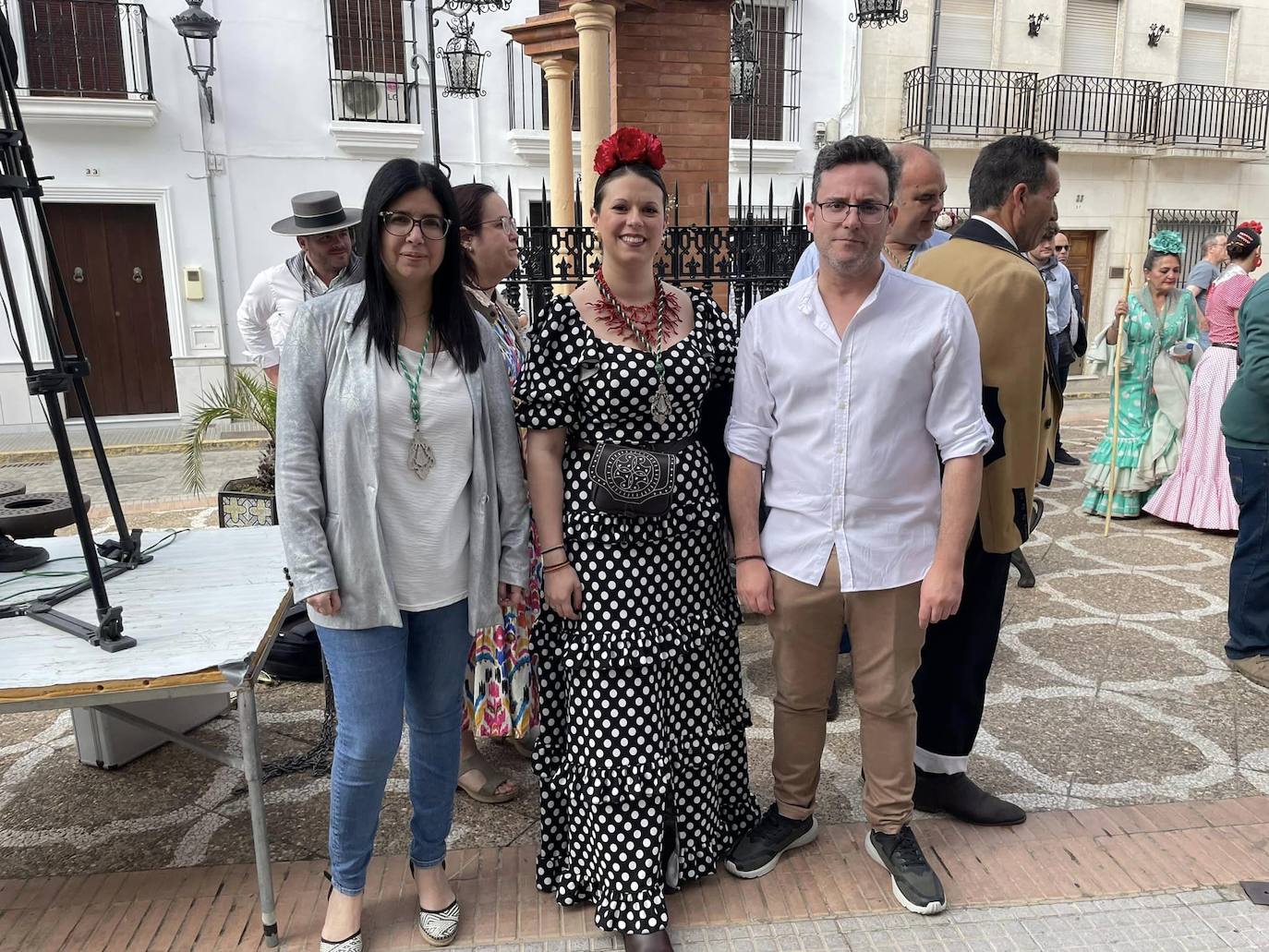 El simpecado blanco de la Hermandad del Rocío de Bollullos camina bien arropado hacia la aldea