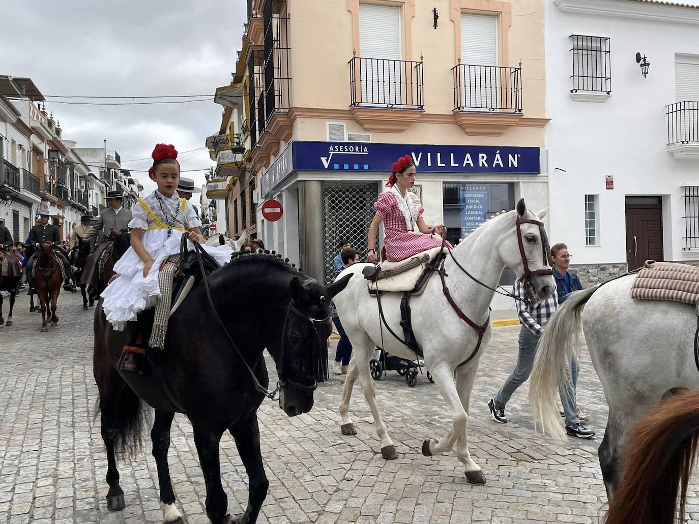 El simpecado blanco de la Hermandad del Rocío de Bollullos camina bien arropado hacia la aldea