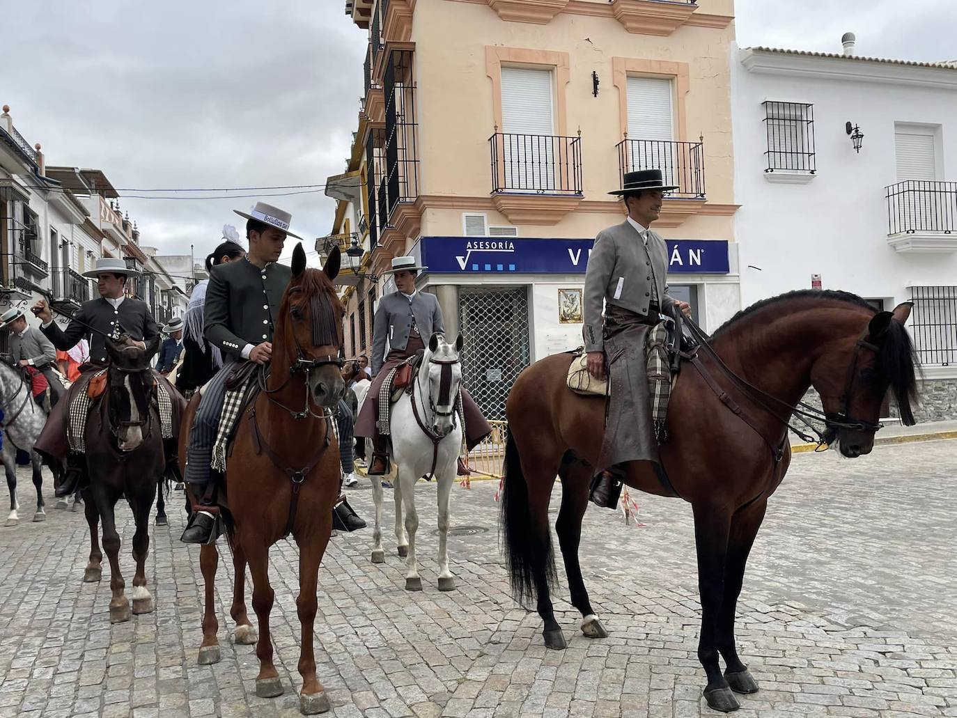 El simpecado blanco de la Hermandad del Rocío de Bollullos camina bien arropado hacia la aldea