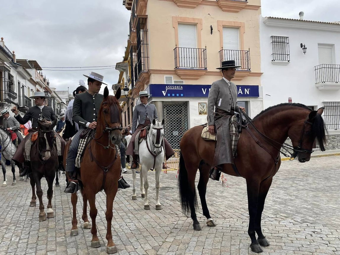El simpecado blanco de la Hermandad del Rocío de Bollullos camina bien arropado hacia la aldea