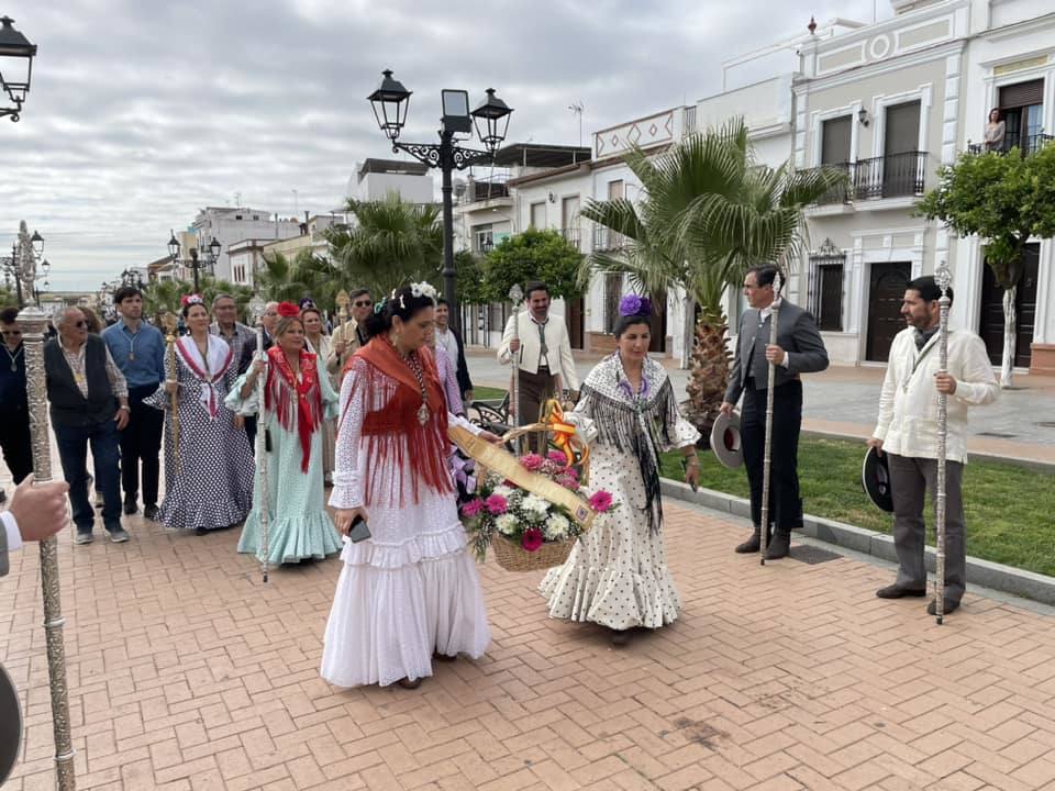 El simpecado blanco de la Hermandad del Rocío de Bollullos camina bien arropado hacia la aldea