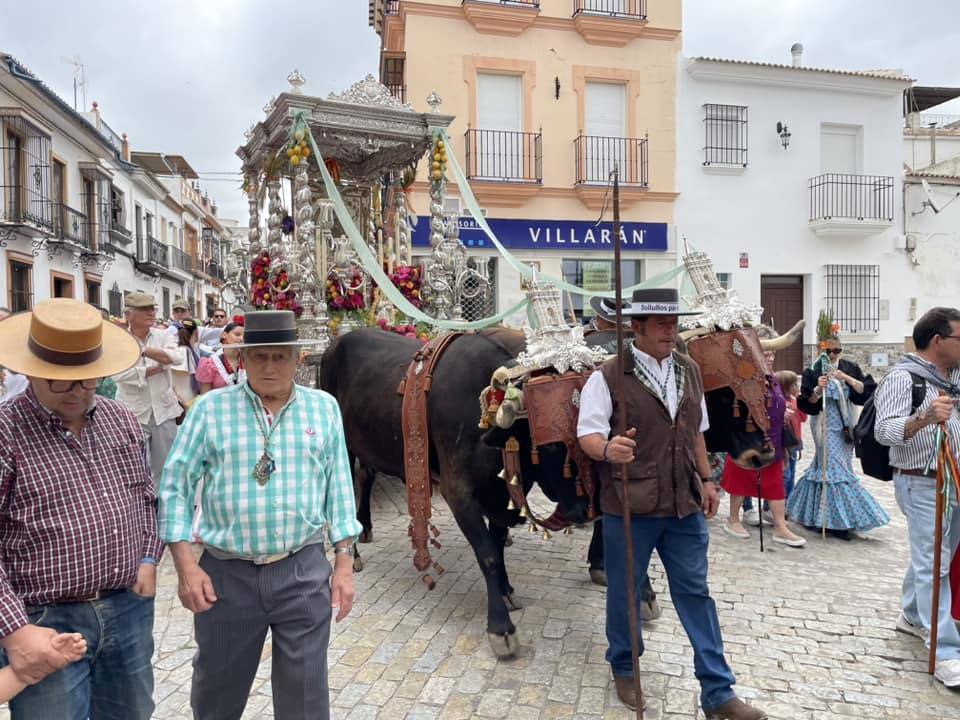 El simpecado blanco de la Hermandad del Rocío de Bollullos camina bien arropado hacia la aldea