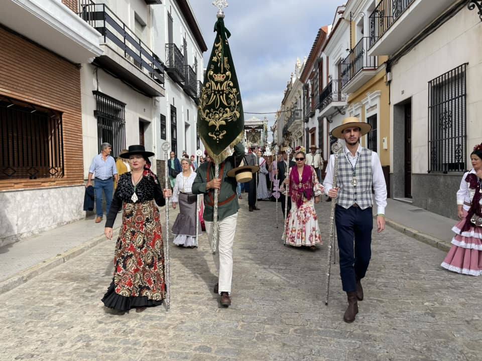 El simpecado blanco de la Hermandad del Rocío de Bollullos camina bien arropado hacia la aldea